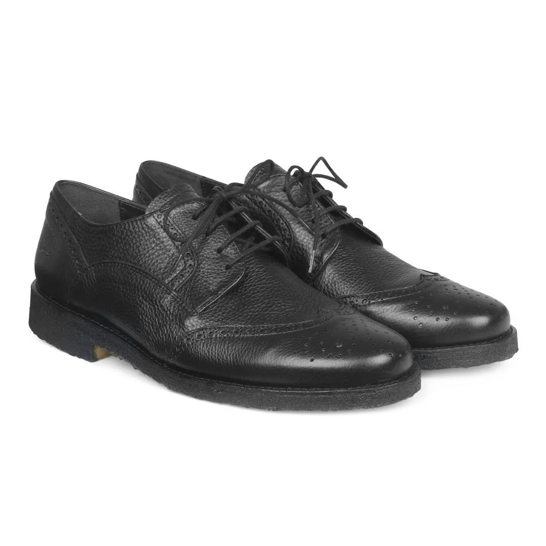 Lace-up shoe with hole pattern