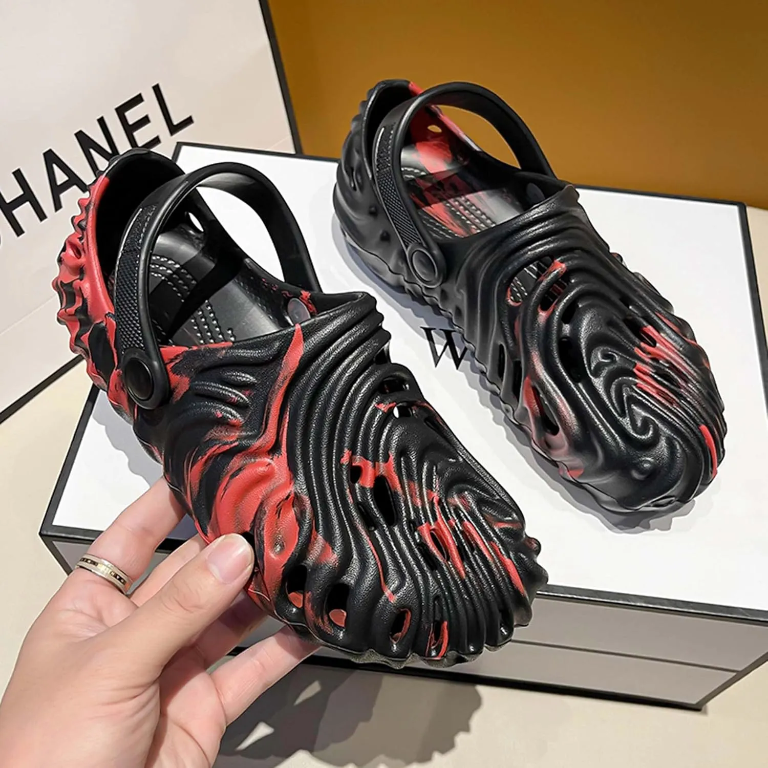 Large size couple camouflage fingerprint hole shoes, anti slip toe caps, soft soled beach sandals