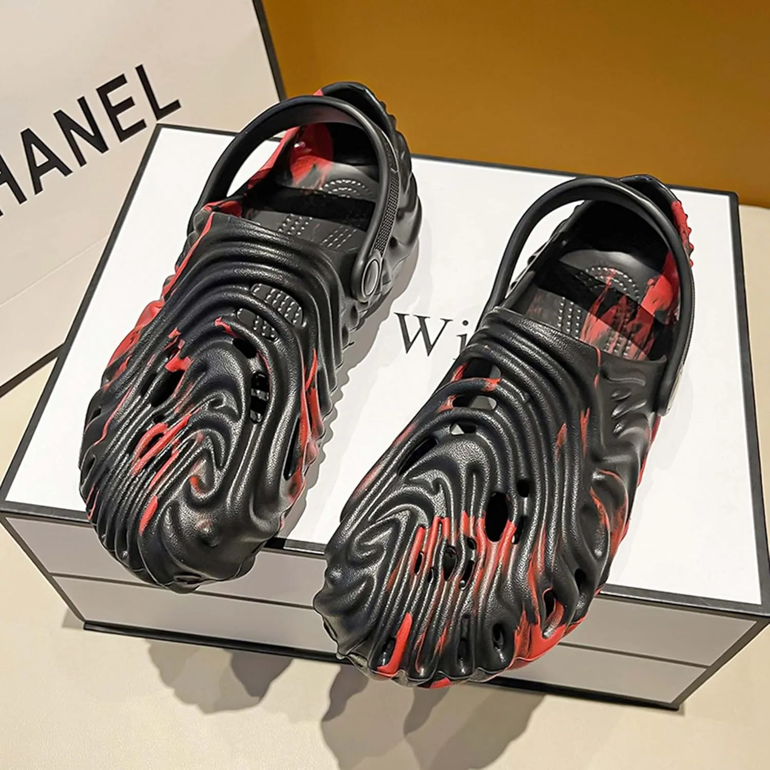 Large size couple camouflage fingerprint hole shoes, anti slip toe caps, soft soled beach sandals
