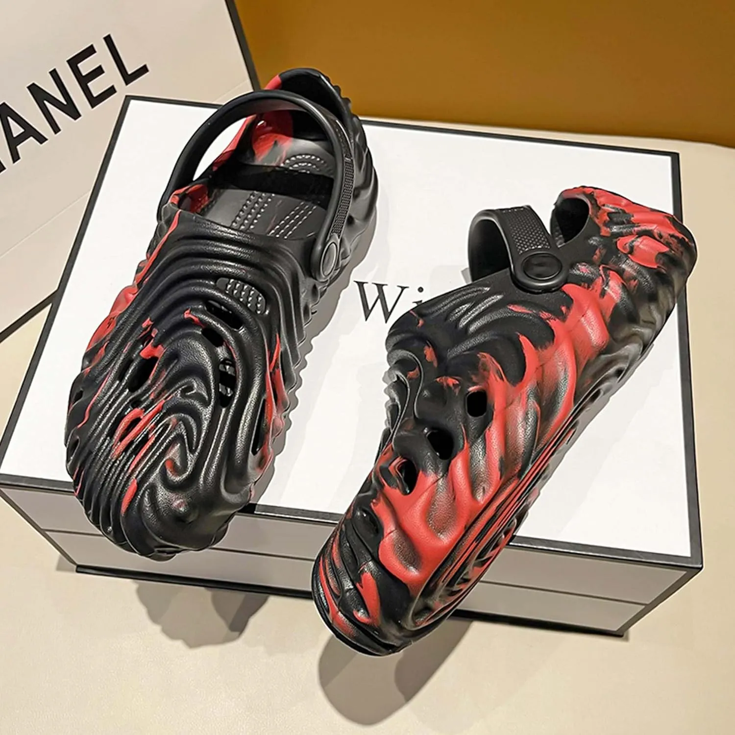 Large size couple camouflage fingerprint hole shoes, anti slip toe caps, soft soled beach sandals