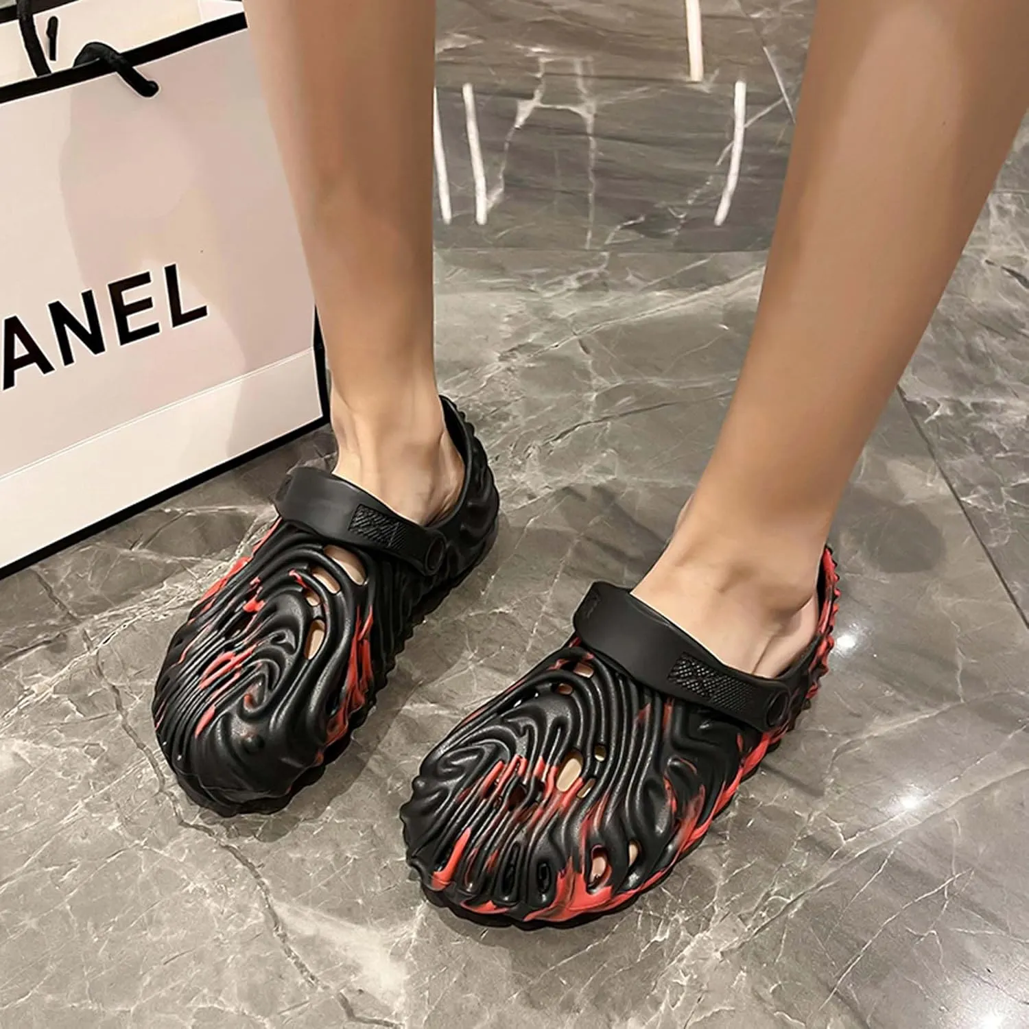 Large size couple camouflage fingerprint hole shoes, anti slip toe caps, soft soled beach sandals