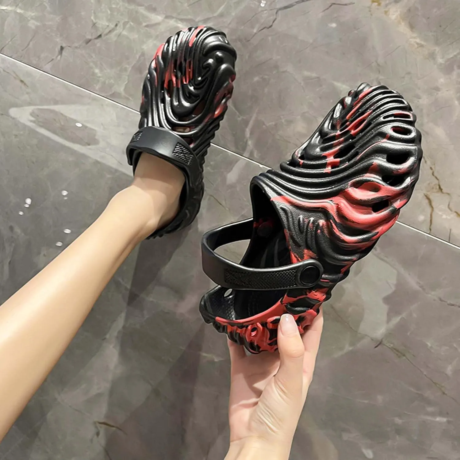 Large size couple camouflage fingerprint hole shoes, anti slip toe caps, soft soled beach sandals