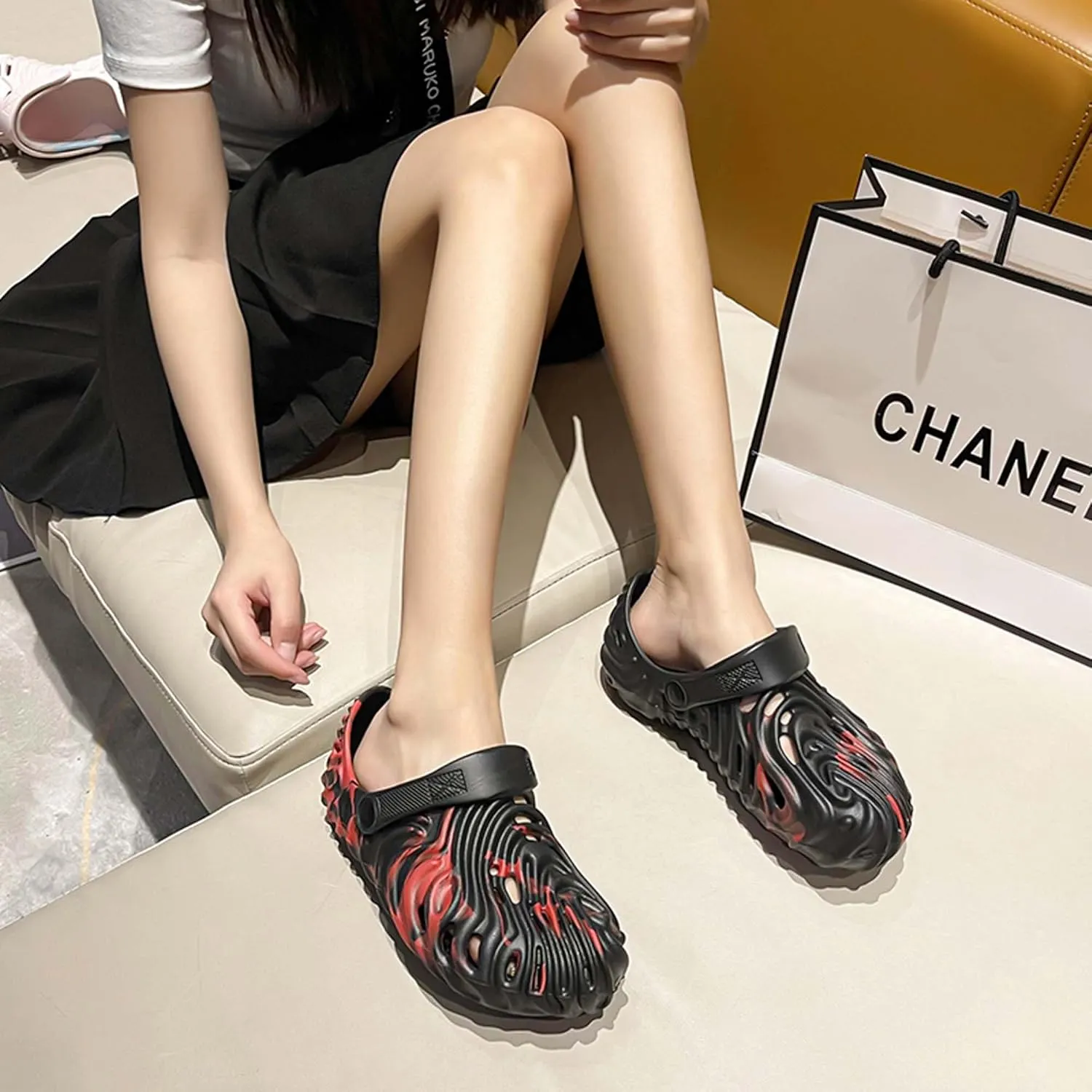 Large size couple camouflage fingerprint hole shoes, anti slip toe caps, soft soled beach sandals