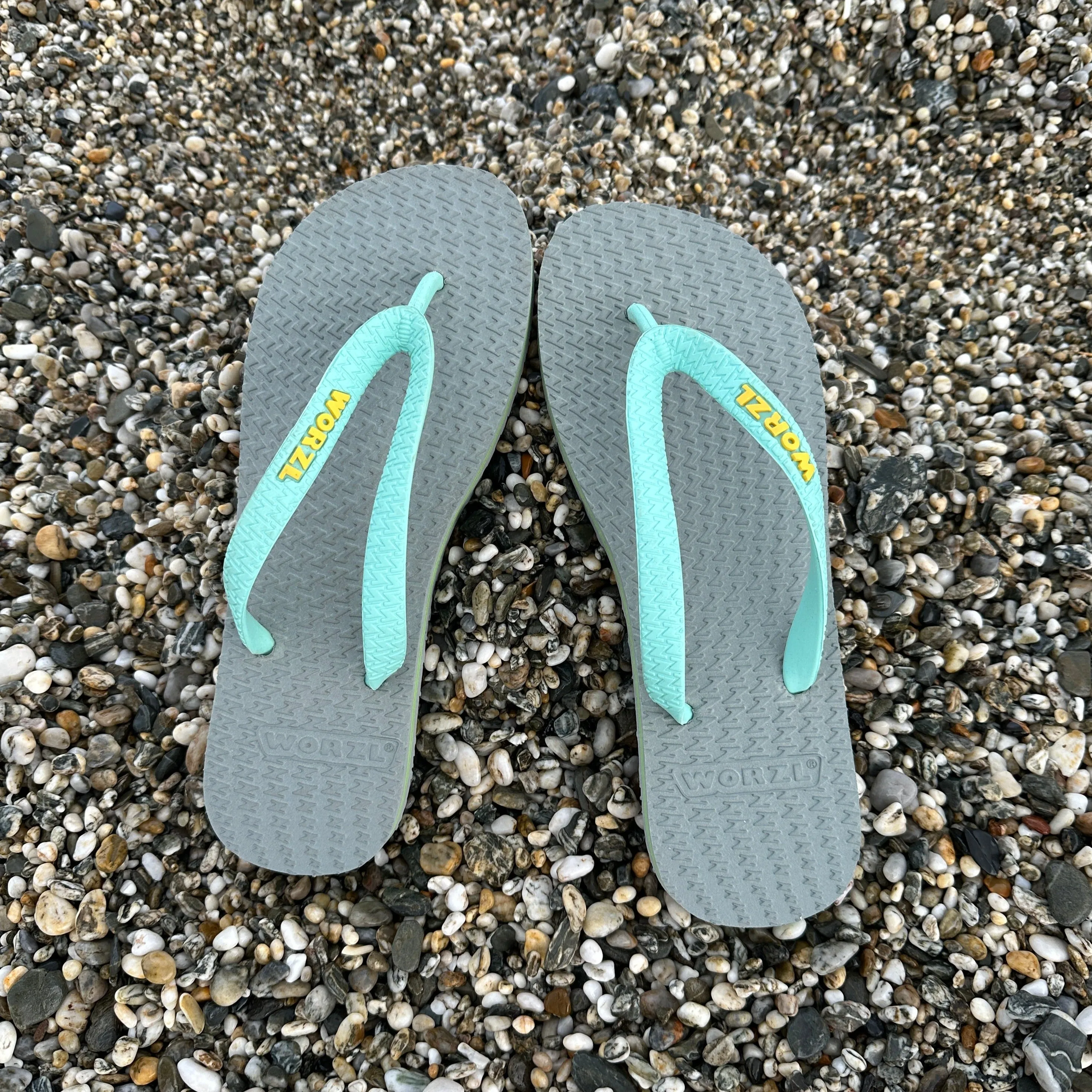 LIGHT GREY - Kids non plastic, biodegradable, rubber flip flops made in the UK.