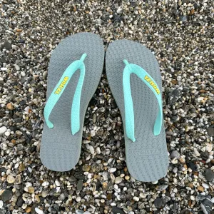 LIGHT GREY - Kids non plastic, biodegradable, rubber flip flops made in the UK.